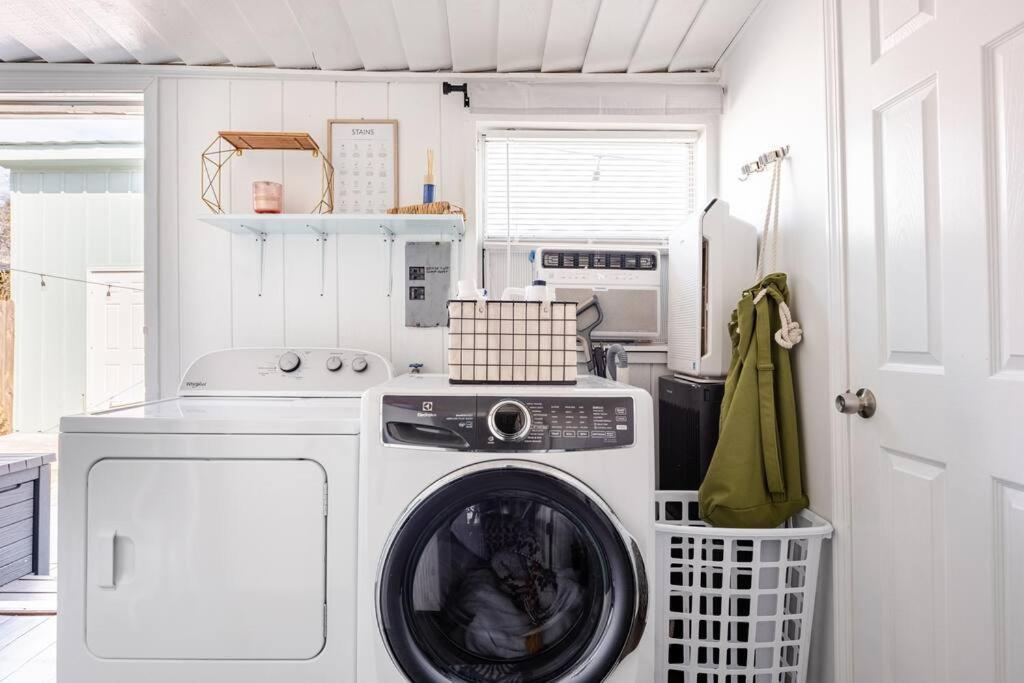 Fun-filled With Pool, Near Beach, Pets Welcome! Holiday home